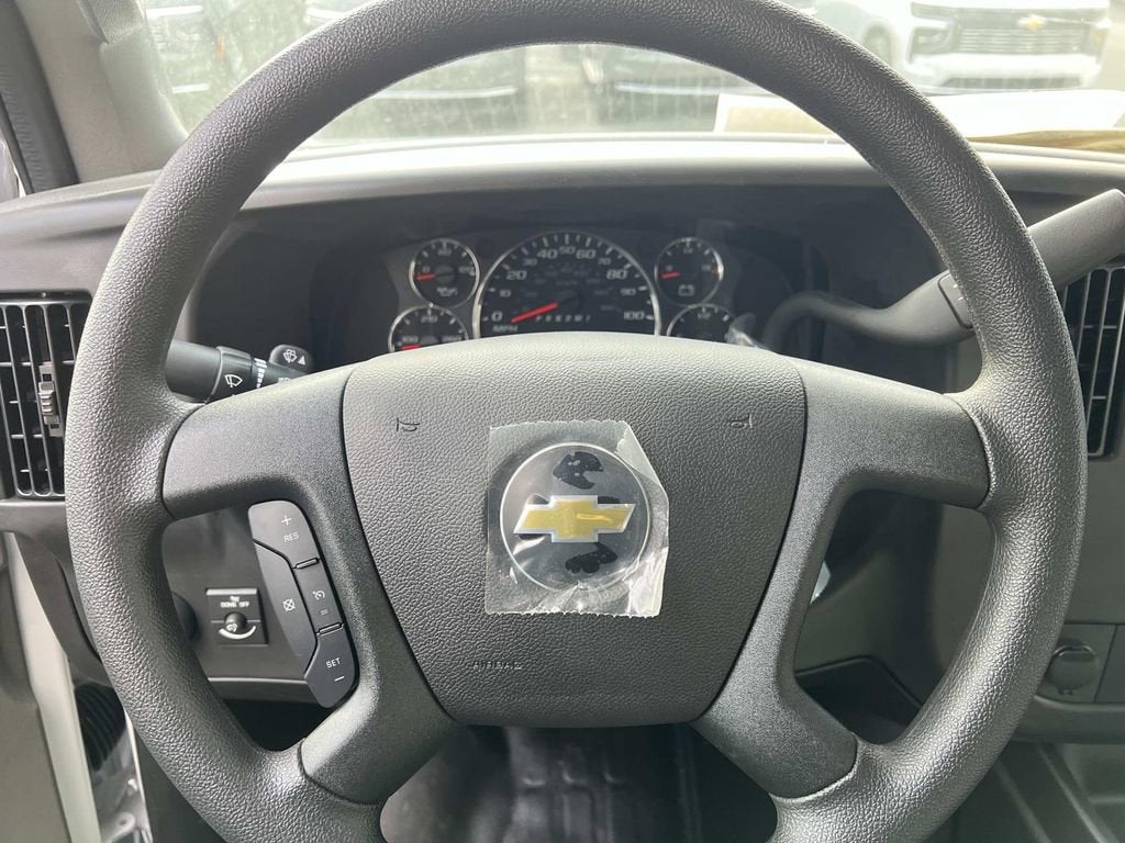 2025 Chevrolet Express Cutaway 3500 1WT