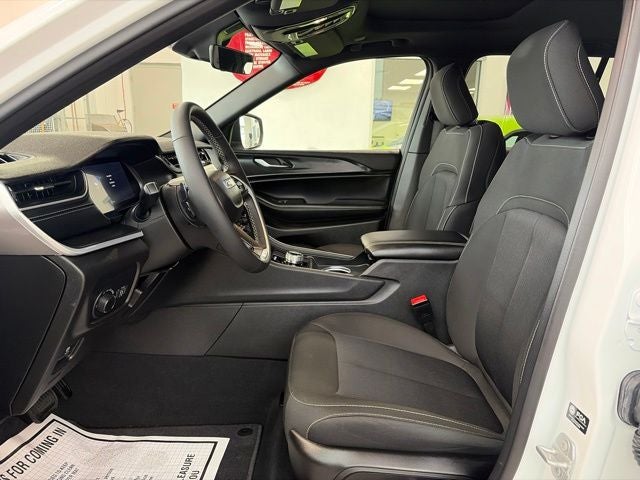 2025 Jeep Grand Cherokee Laredo X 4x4
