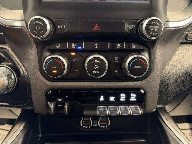 2020 RAM 1500 Laramie Crew Cab 4x4 5'7' Box